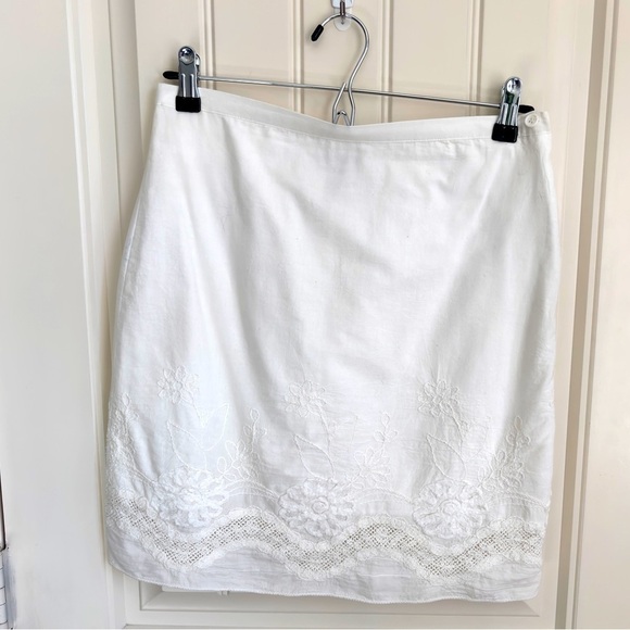 White Mini Skirt with Floral Detail | Women’s Size XS - Picture 2 of 4
